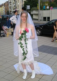 Cosplay-Cover: Yuna Hochzeitskleid