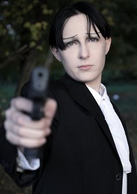 Cosplay-Cover: Levi (Anzugsversion)