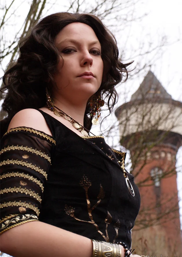 Cosplay-Cover: Madam Simza Heron