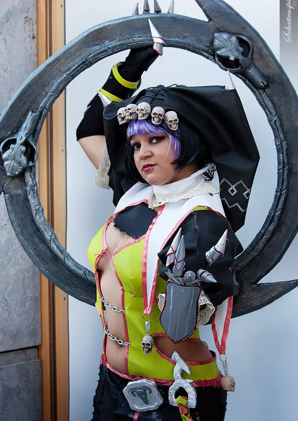 Cosplay-Cover: Tira (Harlekin)