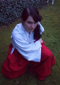 Cosplay-Cover: Mädchen im roten Hakama