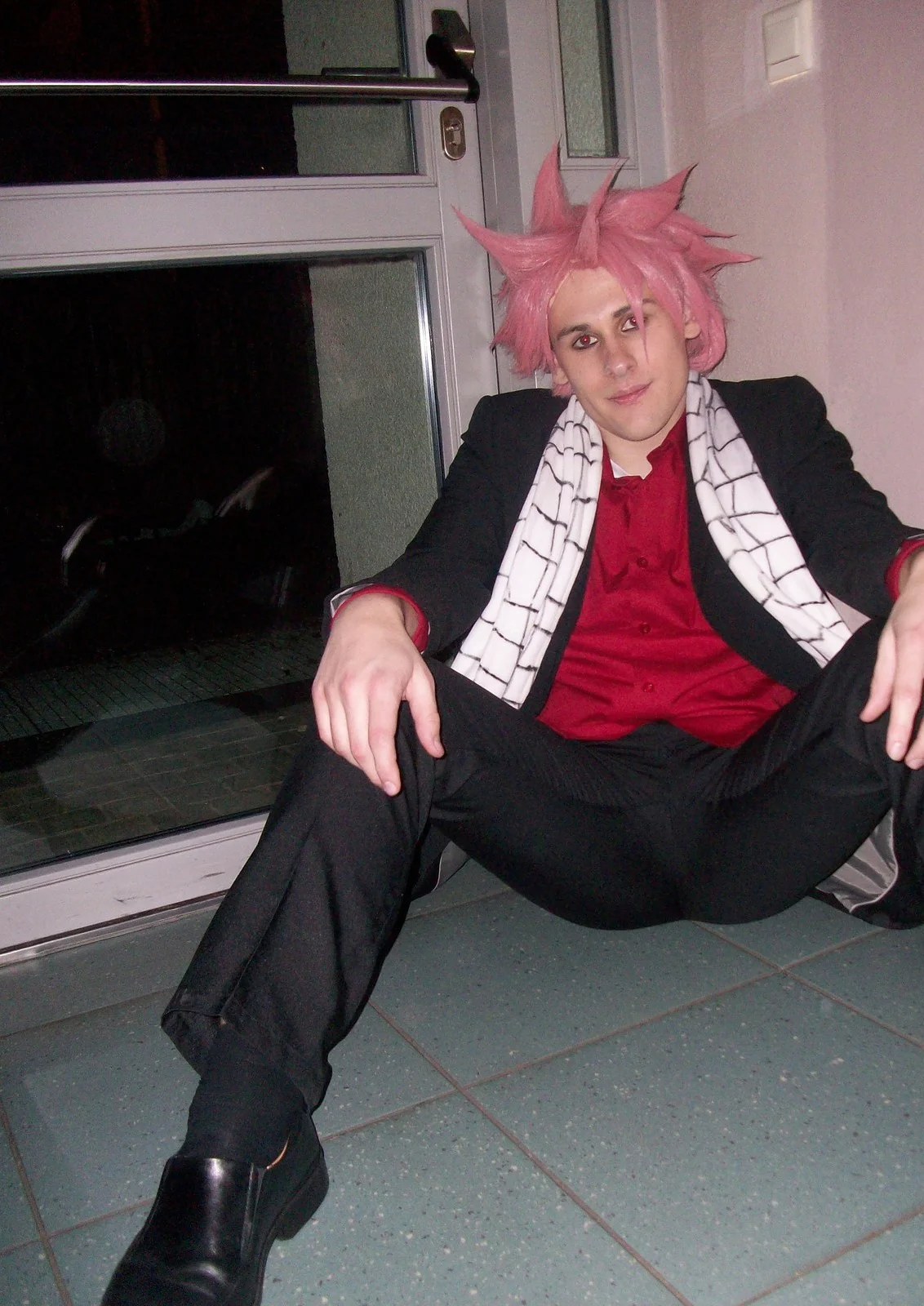 Cosplay-Cover: Natsu Dragneel (Anzug Version)