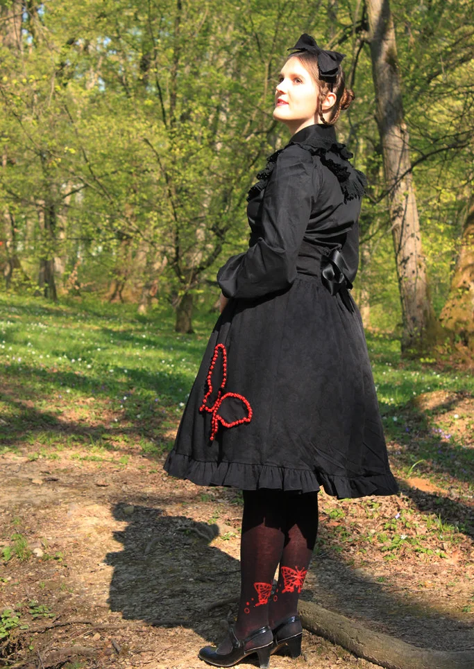 Cosplay-Cover: Schwarz-Rot mit Schmetterlingen