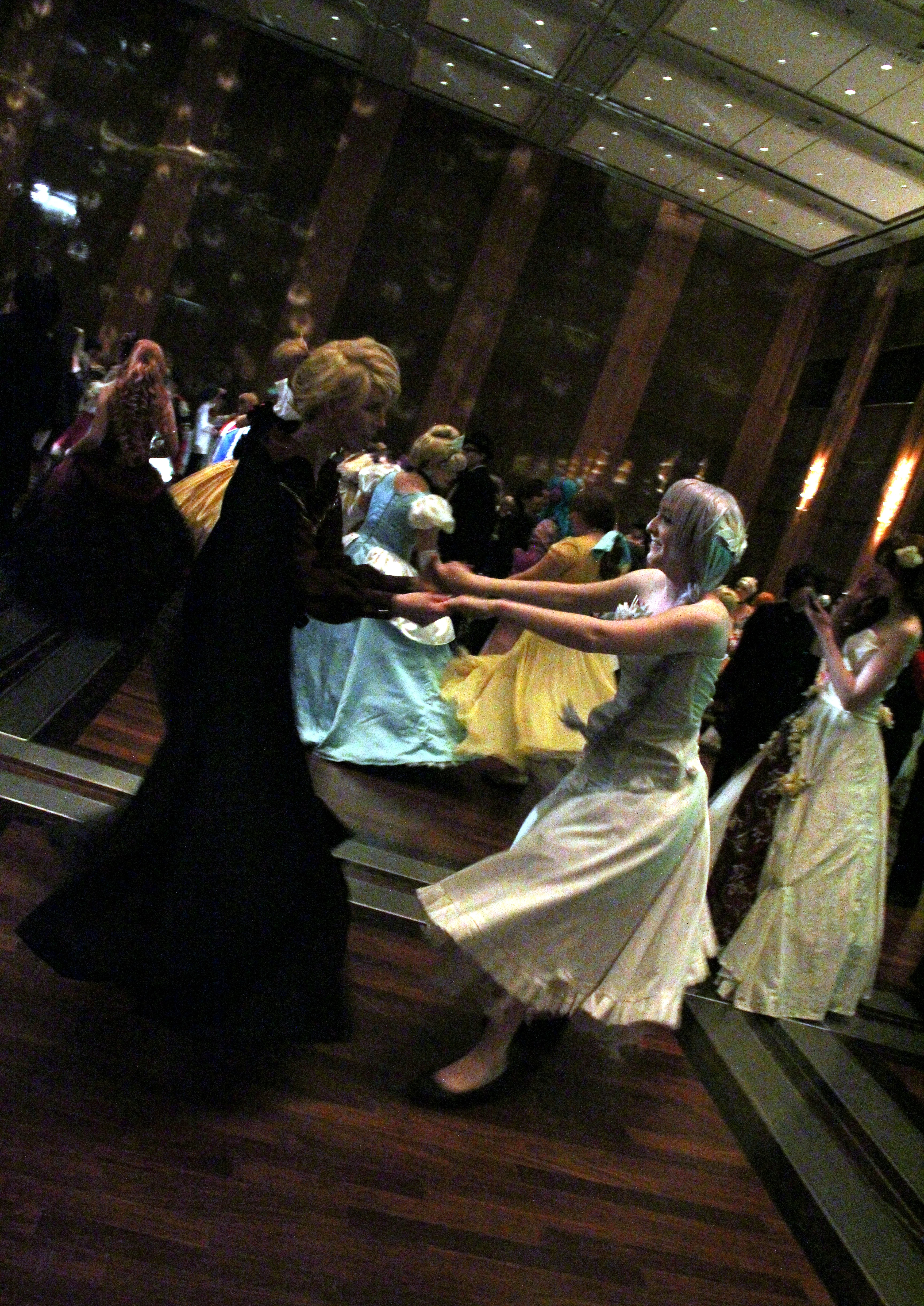 Cosplay-Cover: Ball-Outfit Dokomi 2014