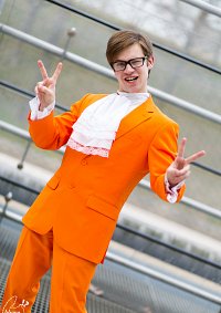 Cosplay-Cover: Austin Powers (orangener Anzug)