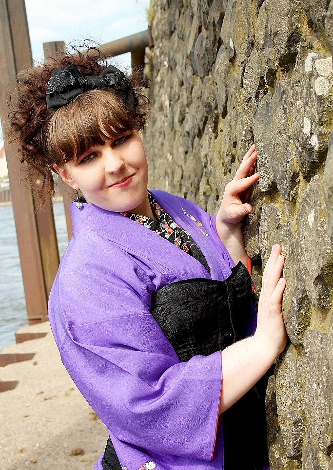 Cosplay-Cover: lila Kimonointerpretation