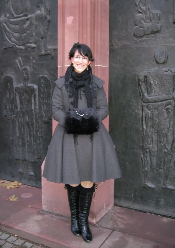 Cosplay-Cover: graues Winter-Outfit