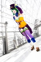 Cosplay-Cover: Duela Dent as the Joker