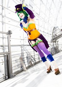 Cosplay-Cover: Duela Dent as the Joker