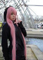 Cosplay-Cover: Luka Megurine (Black Pullover Version)