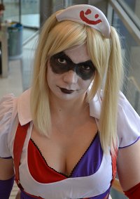 Cosplay-Cover: Harley Quinn (Batman Arkham Asylum)