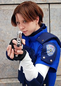 Cosplay-Cover: Leon S. Kennedy (RE2)