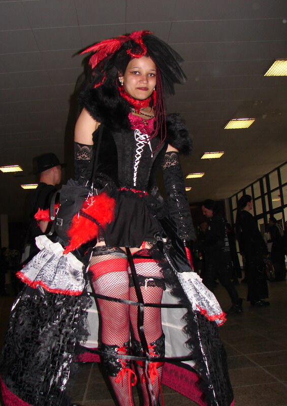 Cosplay-Cover: Schwarz-rot-weiß-doll