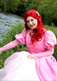 Cosplay-Cover: Arielle Rosa Ballkleid