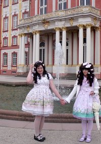 Cosplay-Cover: Happy durch den Garden hoppelndes Häschen