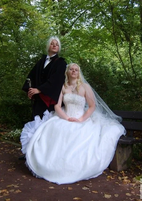 Cosplay-Cover: Narzissa im Brautkleid