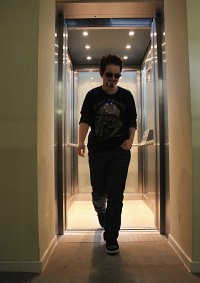 Cosplay-Cover: Tony Stark (Black Sabbath Shirt)