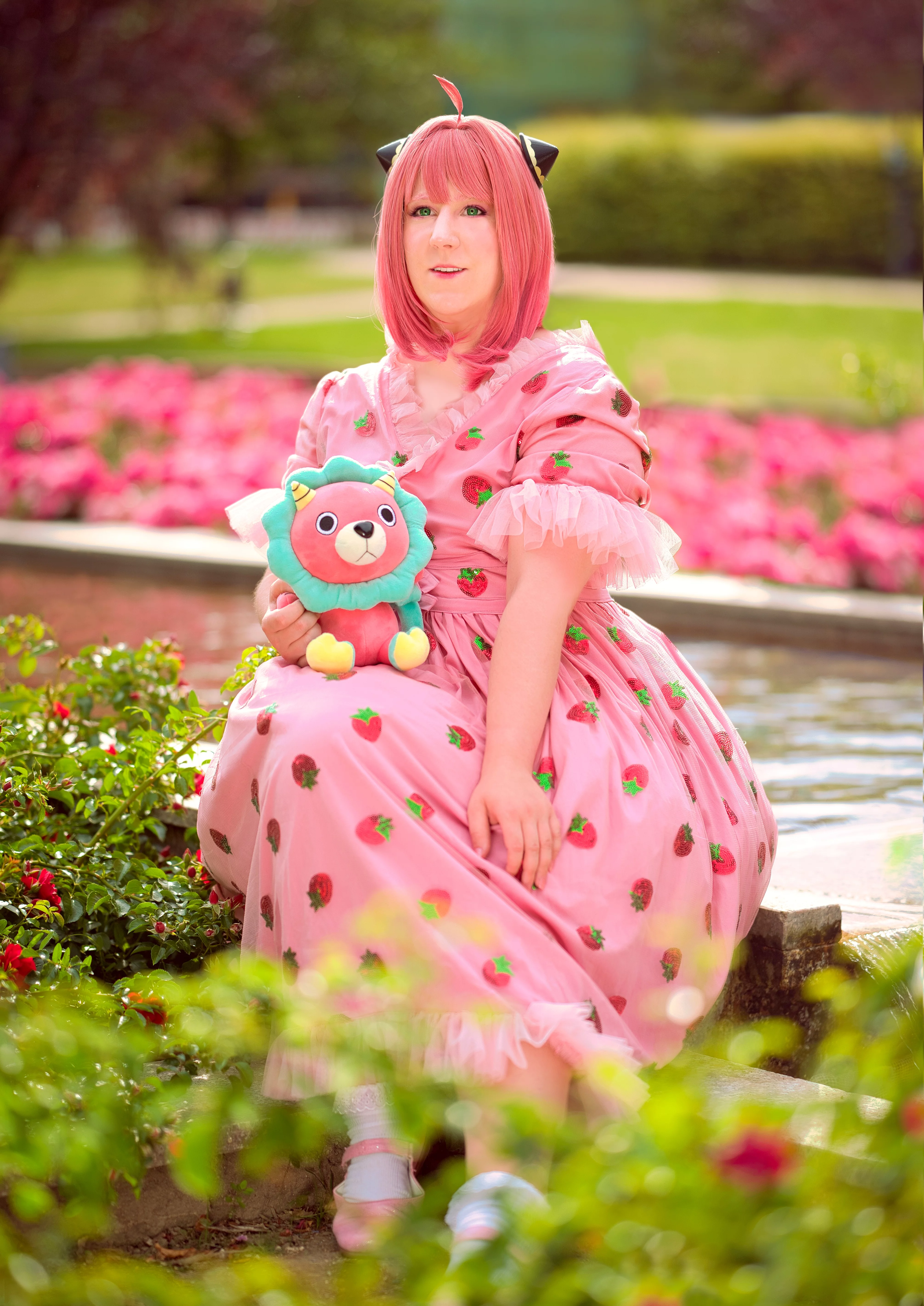 Cosplay-Cover: Anya Forger [Erdbeer Kleid]
