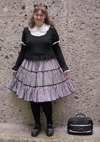 Cosplay-Cover: Gothic Lolita gestreift