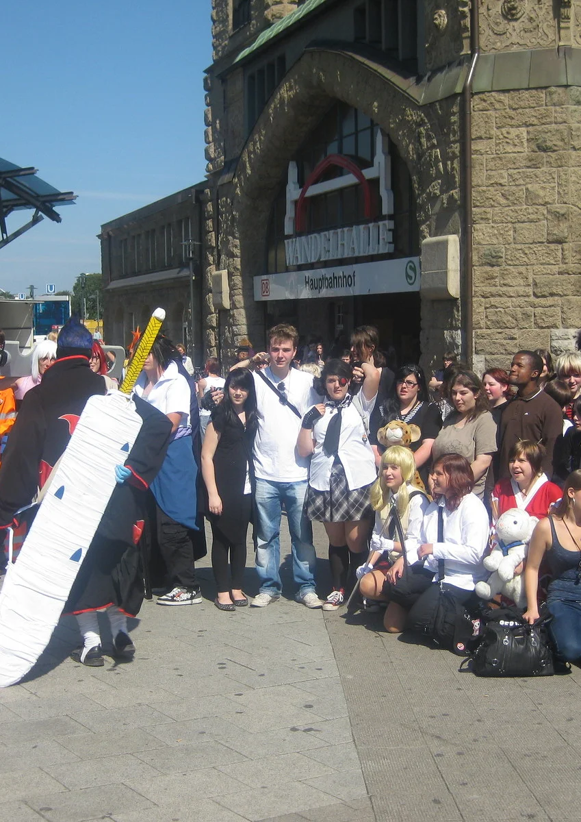 Cosplay-Cover: Leuchtende Wesen unterwegs