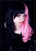 Cosplay-Cover: Böses Mädchen in Schwarz-Pink ^,_,^