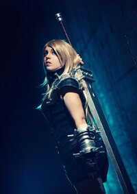 Cosplay-Cover: fem. Cloud Strife