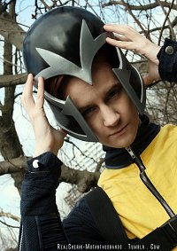 Cosplay-Cover: Erik Lehnsherr (X-Men: First Class) - Battlesuit