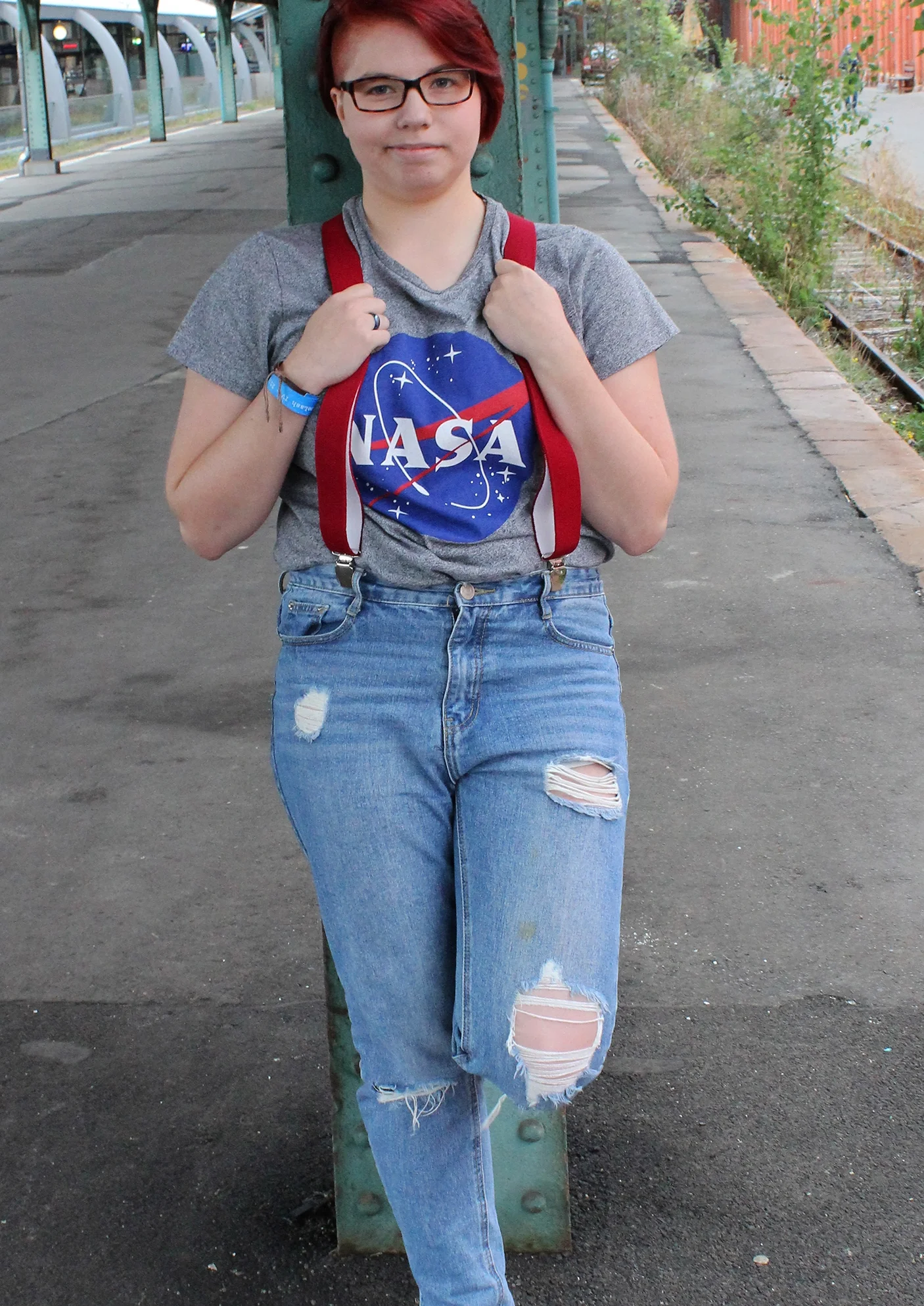 Cosplay-Cover: Cathy Scott - Rotes Outfit