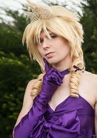 Cosplay-Cover: Miss Cloud (Seidenkleid)