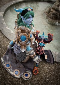 Cosplay-Cover: Draenei Schamane im T10-Set