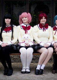 Cosplay-Cover: Kaname Madoka (Schuluniform)