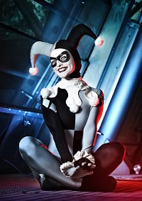 Cosplay-Cover: Harley Quinn (Black & White Statue)