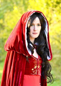 Cosplay-Cover: Lady Morgana (roter Umhang)