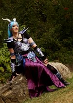 Cosplay-Cover: Kristalldrächin Saniti ~ Crystal Armor