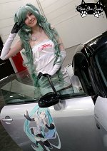 Cosplay-Cover: Miku Hatsune Racing Own Design