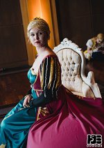 Cosplay-Cover: Queen Elsa (Coronation Dress Fanart Version)