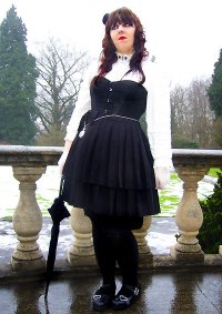 Cosplay-Cover: Gothic Lolita im Korsett