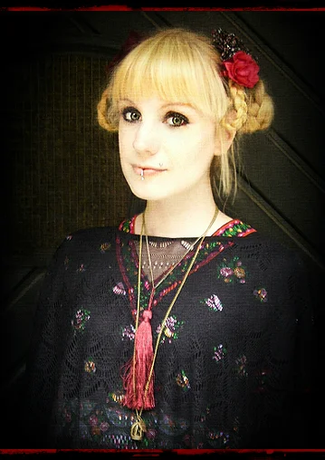 Cosplay-Cover: Casual Dolly in Black and Red