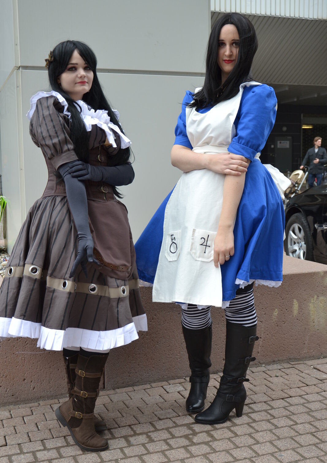 Cosplay-Cover: Alice - blaues Kleid