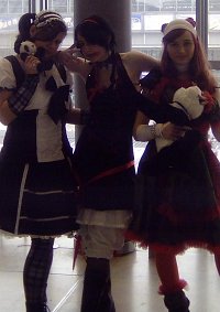 Cosplay-Cover: schwarz-rote-Glöckchen-mehr-Lolita-als-Gothic