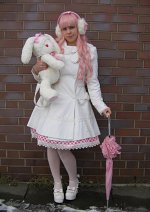 Cosplay-Cover: creamy white ribbon coat