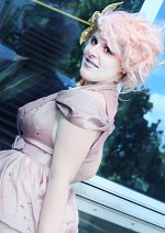 Cosplay-Cover: Effie Trinket (Train Dress)