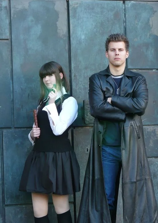 Cosplay-Cover: Typ mit schwarzem Ledermantel mit Lina