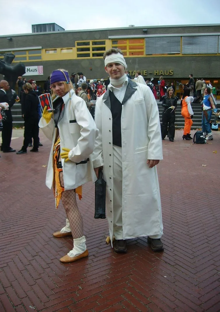 Cosplay-Cover: Mit brauner Jacker
