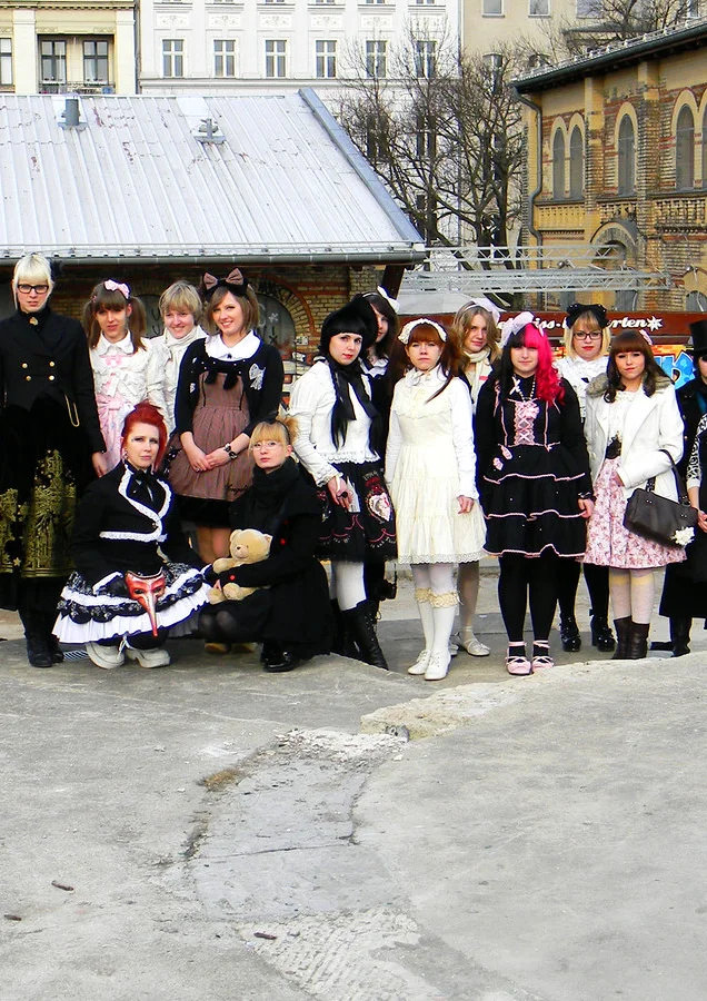 Cosplay-Cover: Schwarzkäppchen Mondgesicht