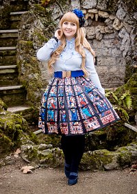 Cosplay-Cover: Lady Sloth Kirchenfensterrock blaue Kombi