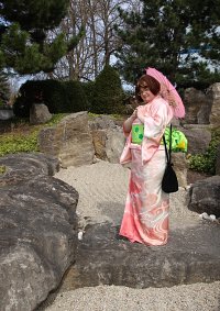 Cosplay-Cover: traditionell Kleidung der Japaner - rosaner Kimono