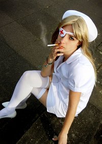 Cosplay-Cover: Elle Driver--Krankenschwester Outfit