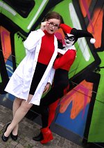 Cosplay-Cover: Dr. Harleen Quinzel