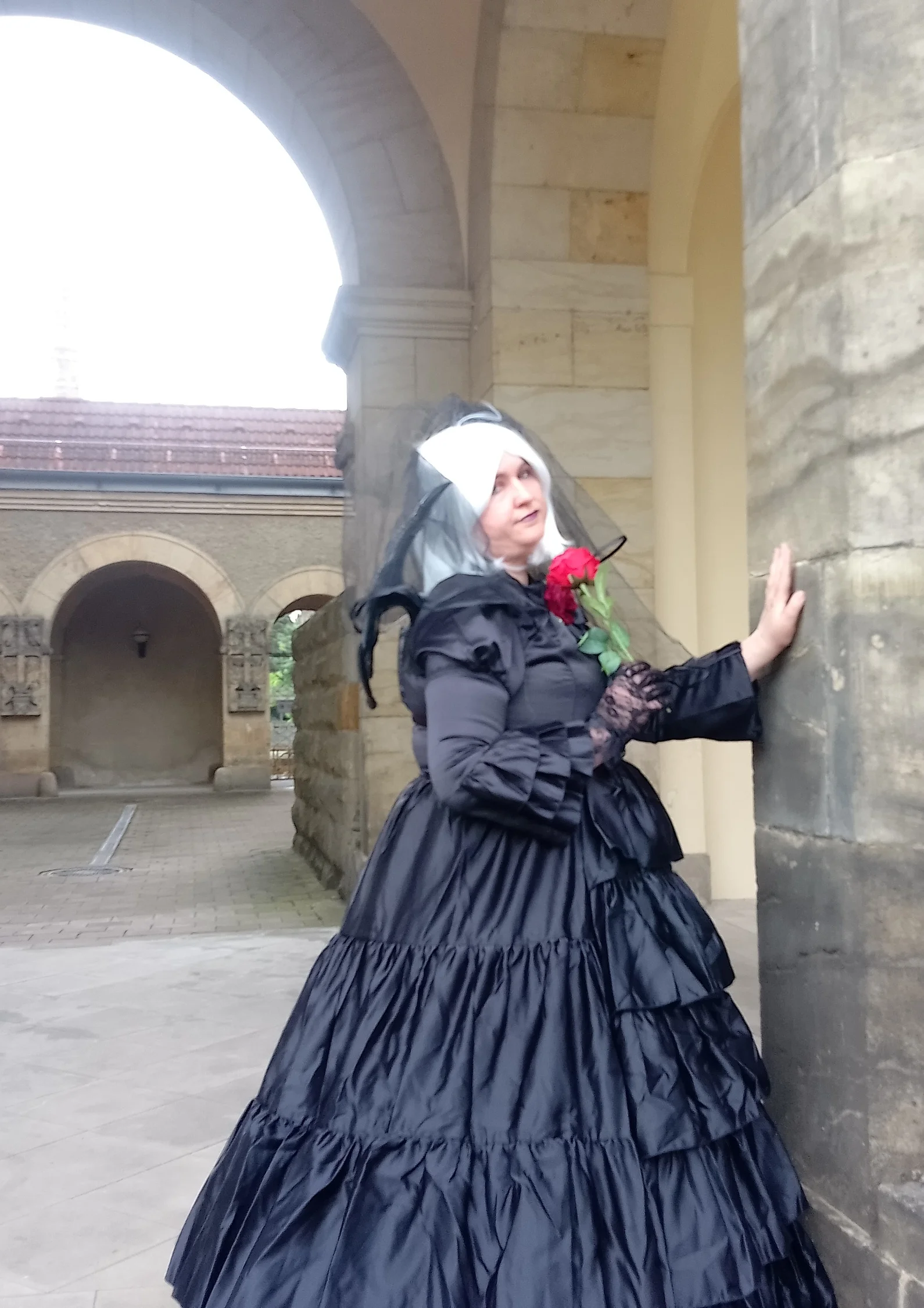 Cosplay-Cover: Kurai im Brautkleid